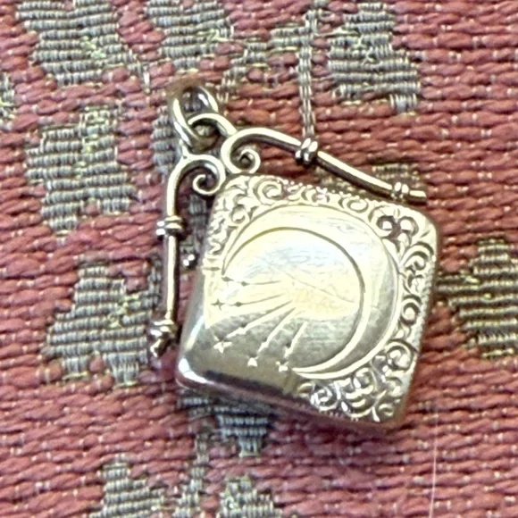 10k Gold Locket Celestial Moon and Stars 4.2g VINTAGE - Picture 8 of 17